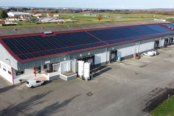 usine avec panneaux solaires